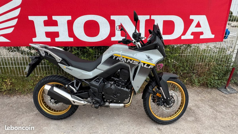 Honda transalp 750 - SAINT MITRE LES REMPARTS
